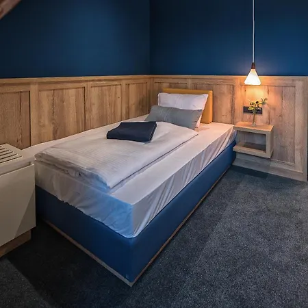 Gelber Loewe 3*