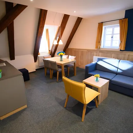 Gelber Loewe 3*